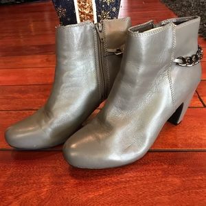 Easy Spirit Gray Leather Ankle Boots, size 7.5.